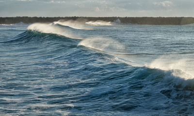 Breaking waves in an offshore wind, Turner's Beach, Yamba